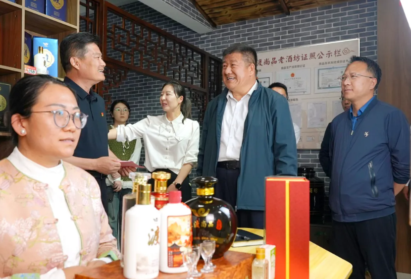 邵中宏到掌政镇大新镇调研产业发展、项目建设、基层治理等工作